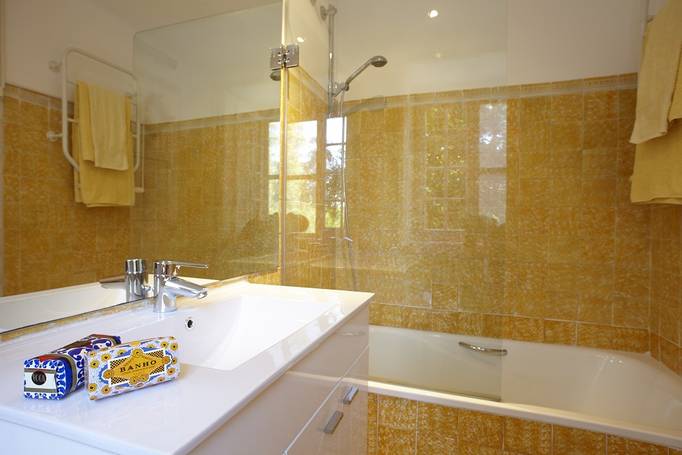 The Portuguese room en suite bathroom