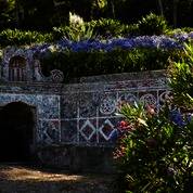 Sitting area by the fountain